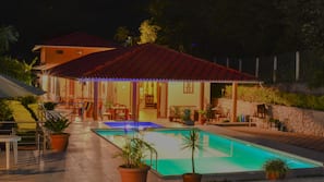 2 outdoor pools
