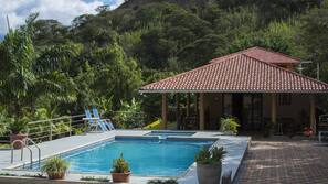 2 outdoor pools