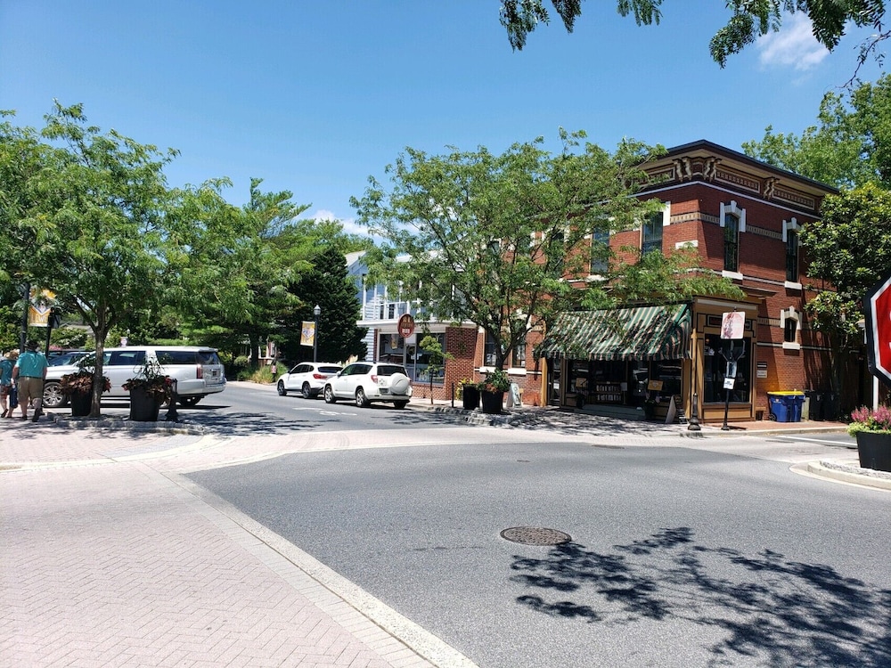 Ideal Lewes location, east of 1, near trails & historic area. Book Spring now!