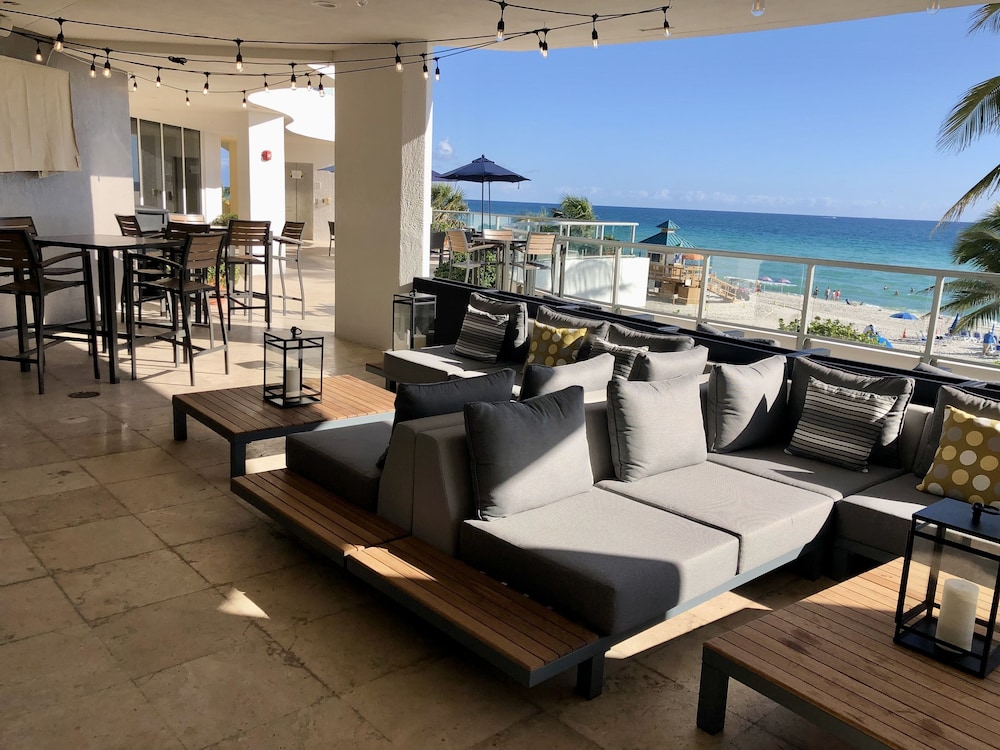 Ocean Front in Aventura direct to the Ocean, Sleeps 4 Adults,Parking Free