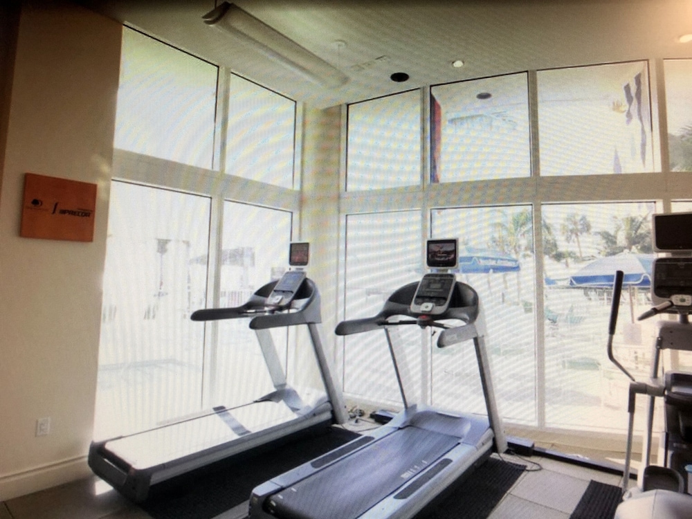 Ocean Front in Aventura direct to the Ocean, Sleeps 4 Adults,Parking Free