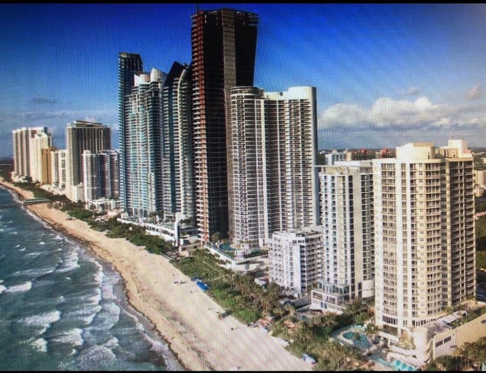Ocean Front in Aventura direct to the Ocean, Sleeps 4 Adults,Parking Free