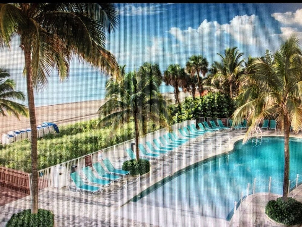 Ocean Front in Aventura direct to the Ocean, Sleeps 4 Adults,Parking Free