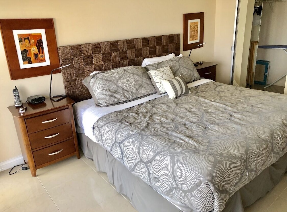 Ocean Front in Aventura direct to the Ocean, Sleeps 4 Adults,Parking Free