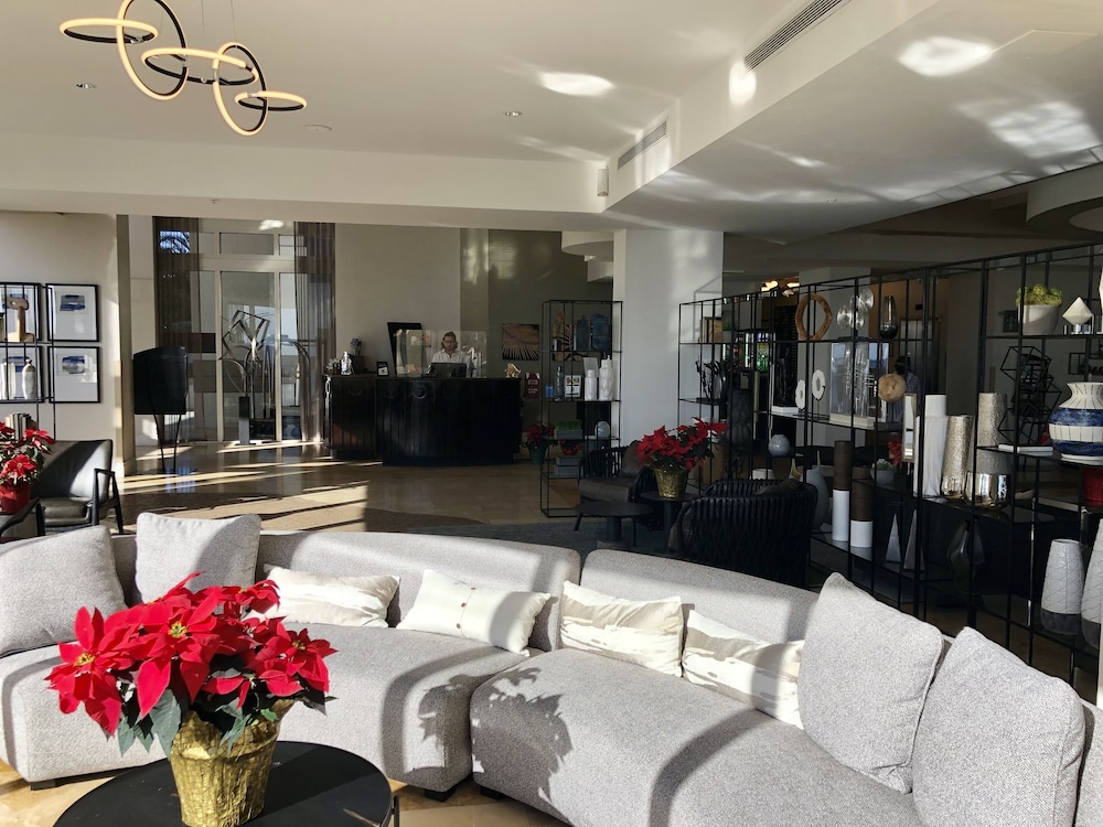 Ocean Front in Aventura direct to the Ocean, Sleeps 4 Adults,Parking Free