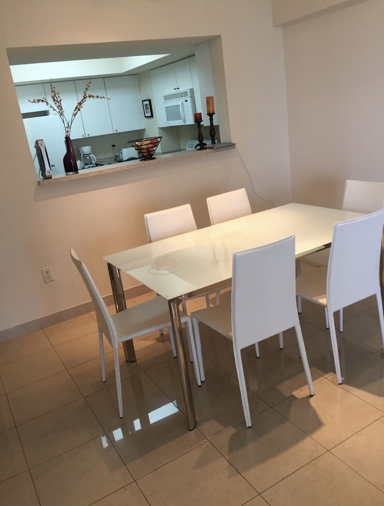 Ocean Front in Aventura direct to the Ocean, Sleeps 4 Adults,Parking Free