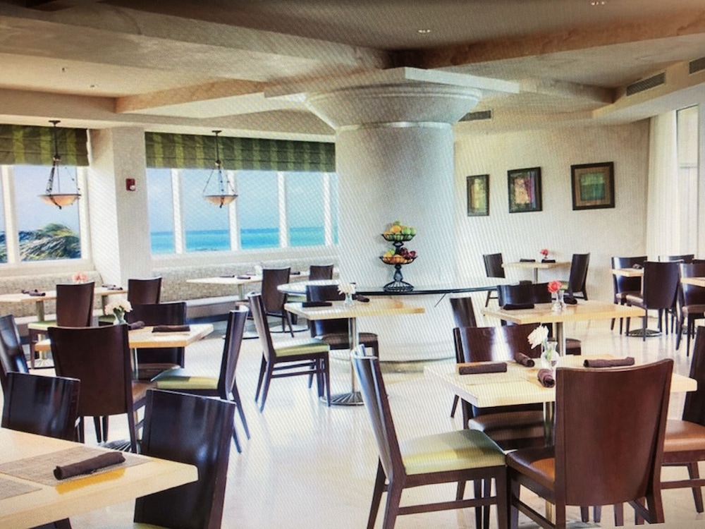 Ocean Front in Aventura direct to the Ocean, Sleeps 4 Adults,Parking Free