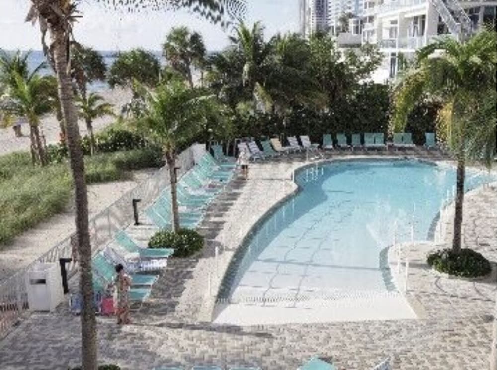 Ocean Front in Aventura direct to the Ocean, Sleeps 4 Adults,Parking Free