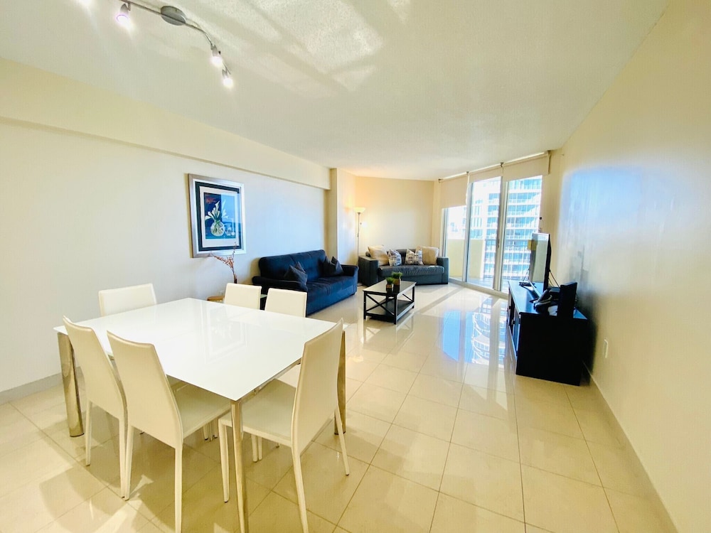 Ocean Front in Aventura direct to the Ocean, Sleeps 4 Adults,Parking Free