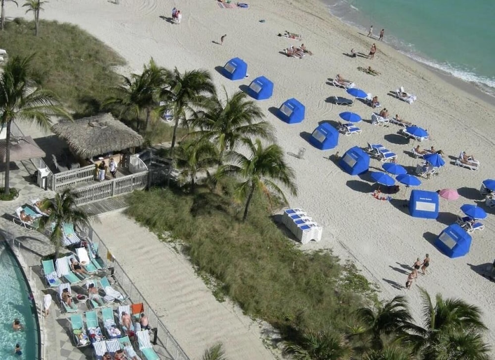 Ocean Front in Aventura direct to the Ocean, Sleeps 4 Adults,Parking Free