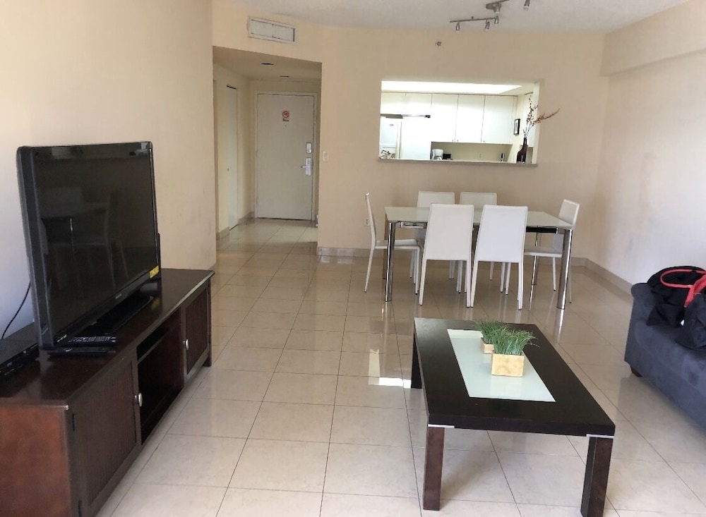 Ocean Front in Aventura direct to the Ocean, Sleeps 4 Adults,Parking Free