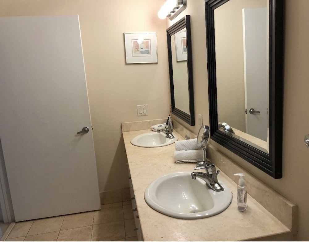 Ocean Front in Aventura direct to the Ocean, Sleeps 4 Adults,Parking Free