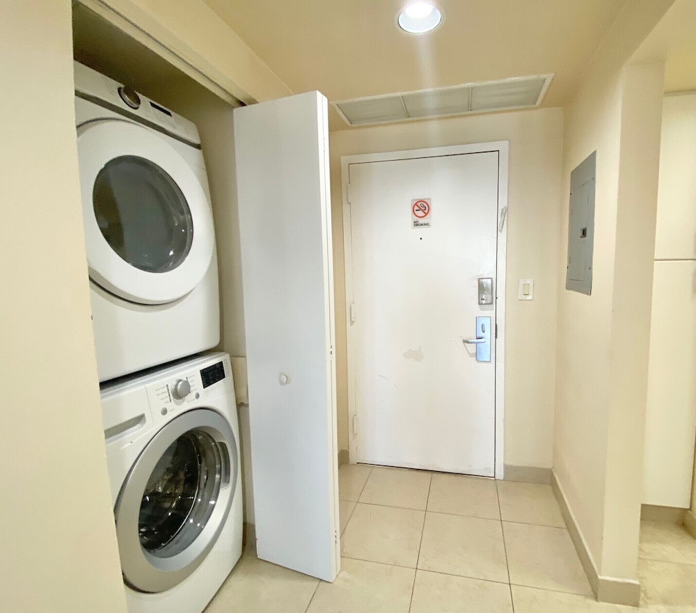 Ocean Front in Aventura direct to the Ocean, Sleeps 4 Adults,Parking Free