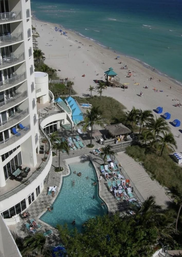 Ocean Front in Aventura direct to the Ocean, Sleeps 4 Adults,Parking Free