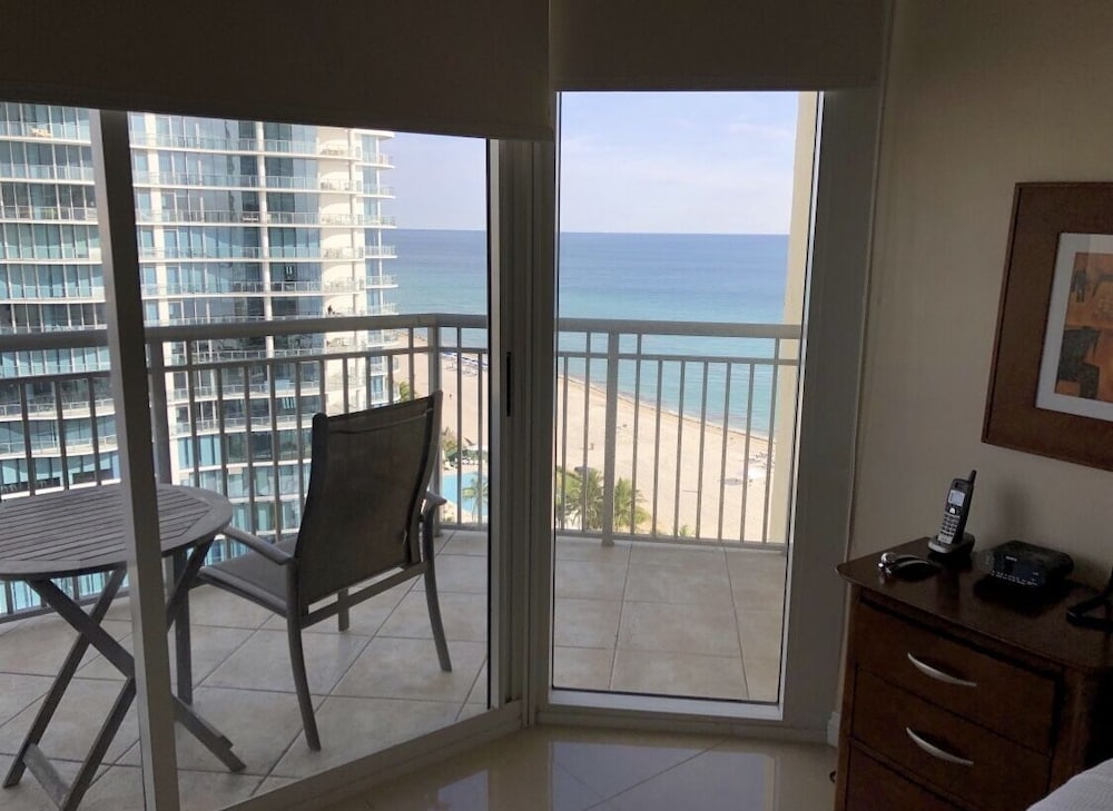 Ocean Front in Aventura direct to the Ocean, Sleeps 4 Adults,Parking Free
