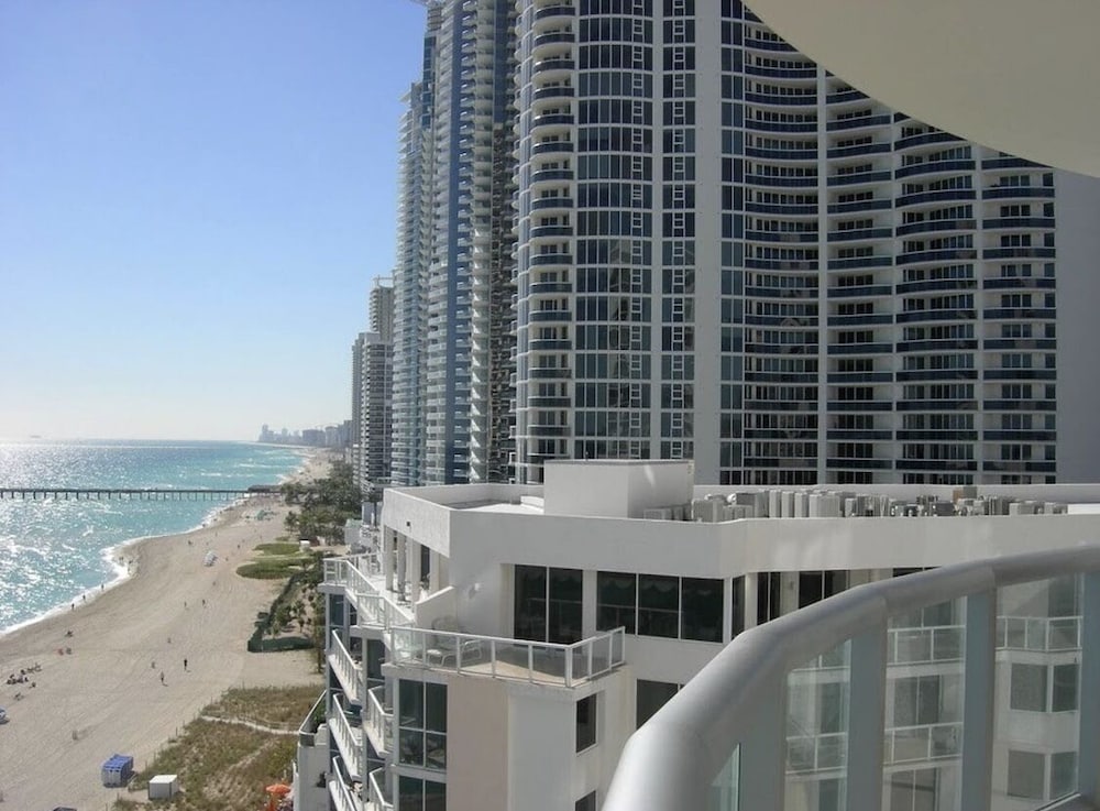 Ocean Front in Aventura direct to the Ocean, Sleeps 4 Adults,Parking Free