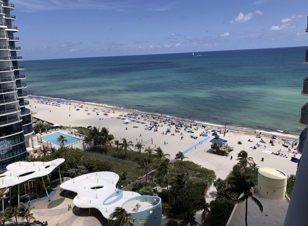 Ocean Front in Aventura direct to the Ocean, Sleeps 4 Adults,Parking Free