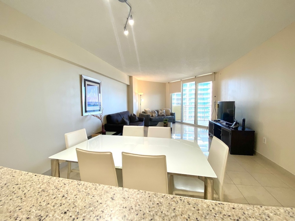 Ocean Front in Aventura direct to the Ocean, Sleeps 4 Adults,Parking Free