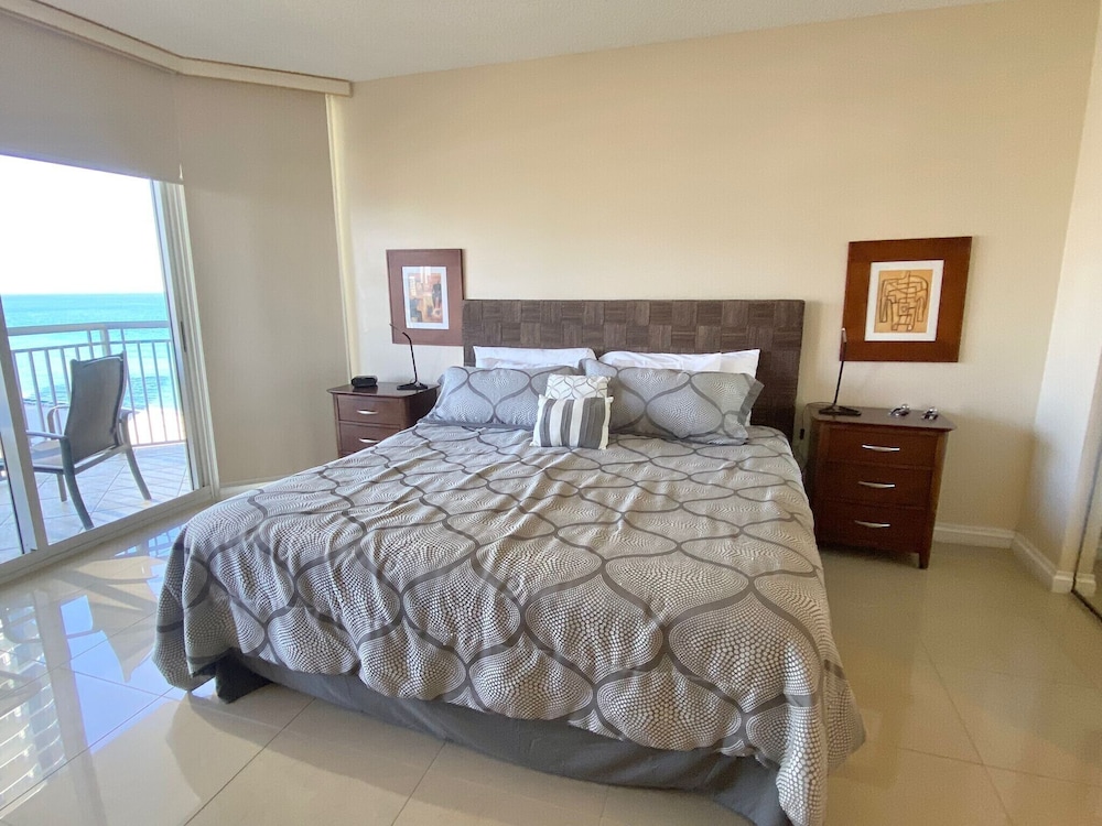 Ocean Front in Aventura direct to the Ocean, Sleeps 4 Adults,Parking Free