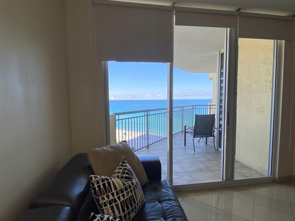 Ocean Front in Aventura direct to the Ocean, Sleeps 4 Adults,Parking Free