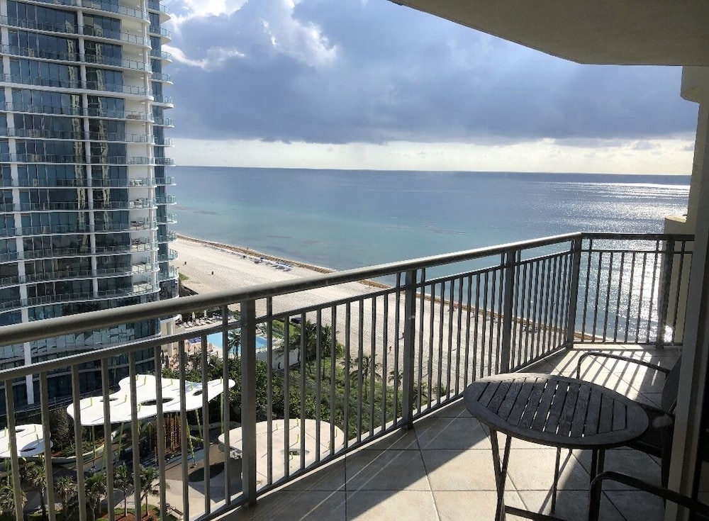 Ocean Front in Aventura direct to the Ocean, Sleeps 4 Adults,Parking Free