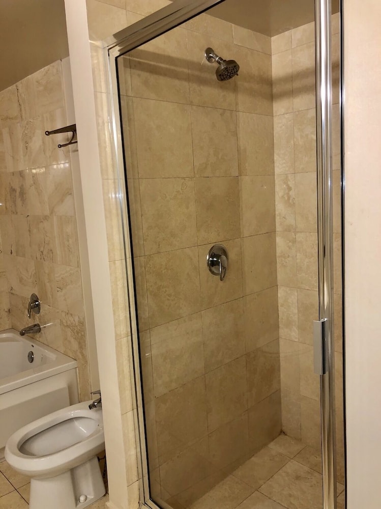 Ocean Front in Aventura direct to the Ocean, Sleeps 4 Adults,Parking Free