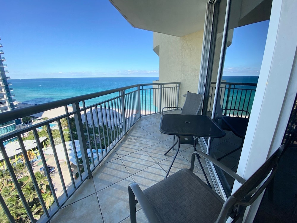 Ocean Front in Aventura direct to the Ocean, Sleeps 4 Adults,Parking Free
