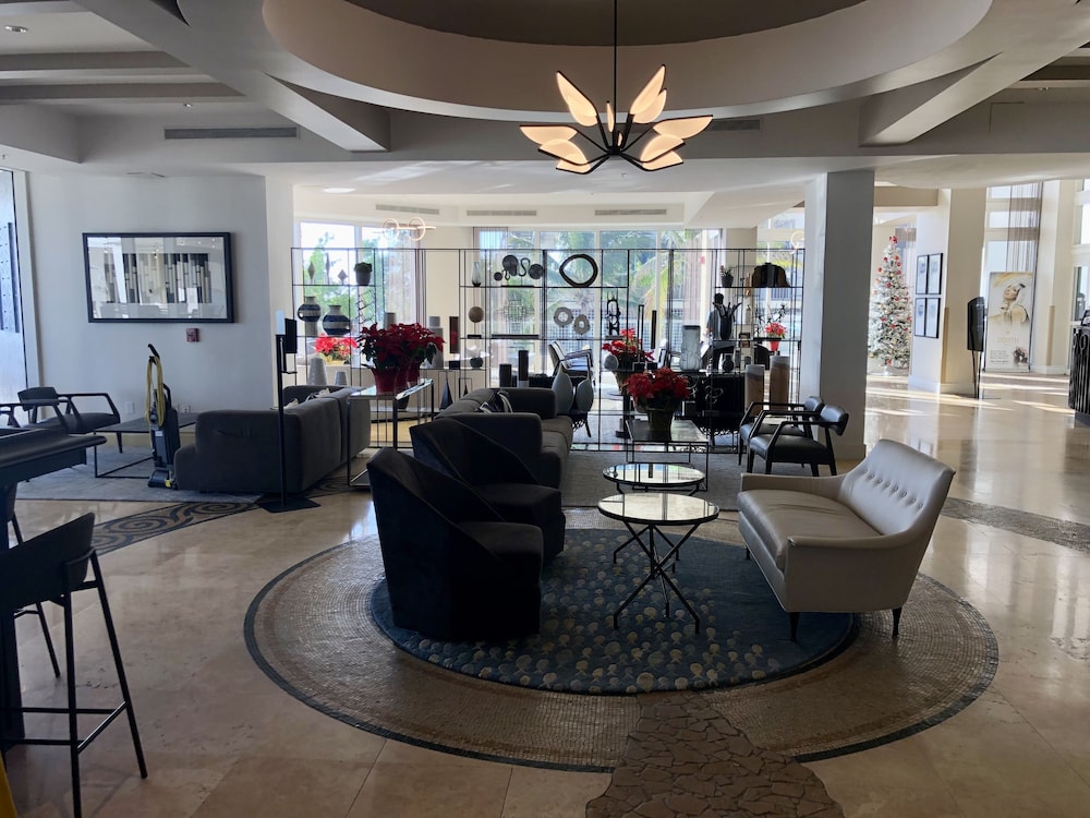 Ocean Front in Aventura direct to the Ocean, Sleeps 4 Adults,Parking Free