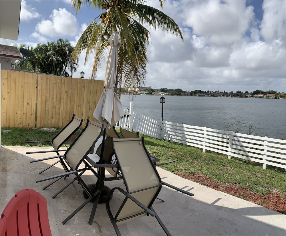 Lake front tiny home- enjoy Florida lifstyle