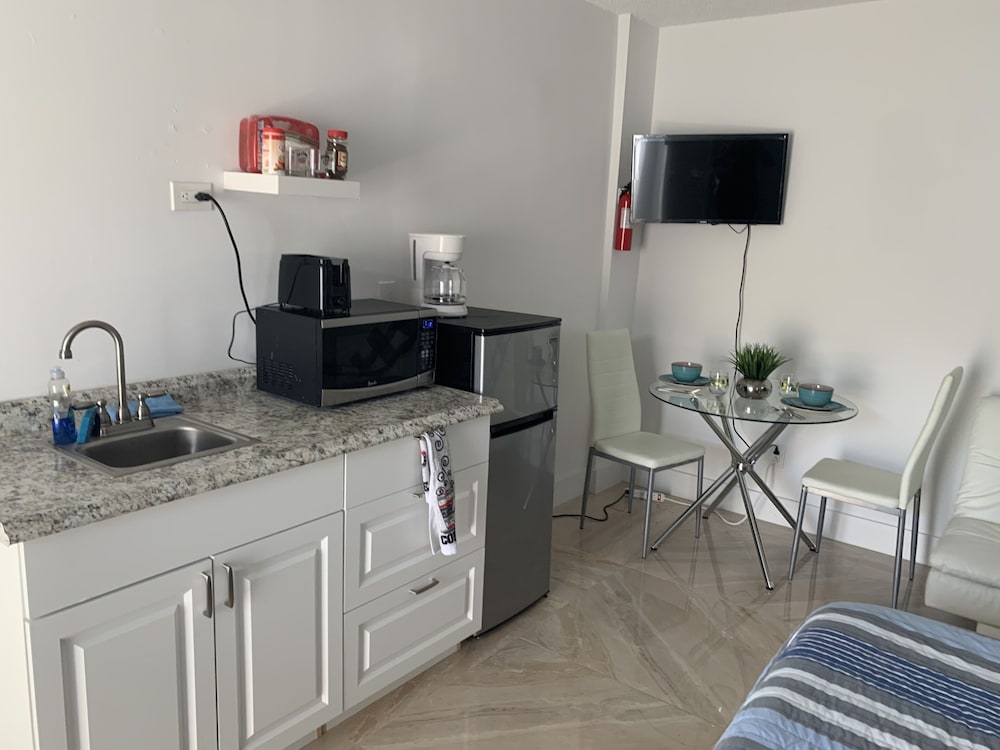 Lake front tiny home- enjoy Florida lifstyle