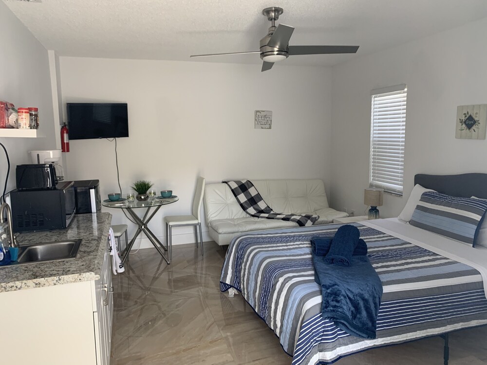 Lake front tiny home- enjoy Florida lifstyle