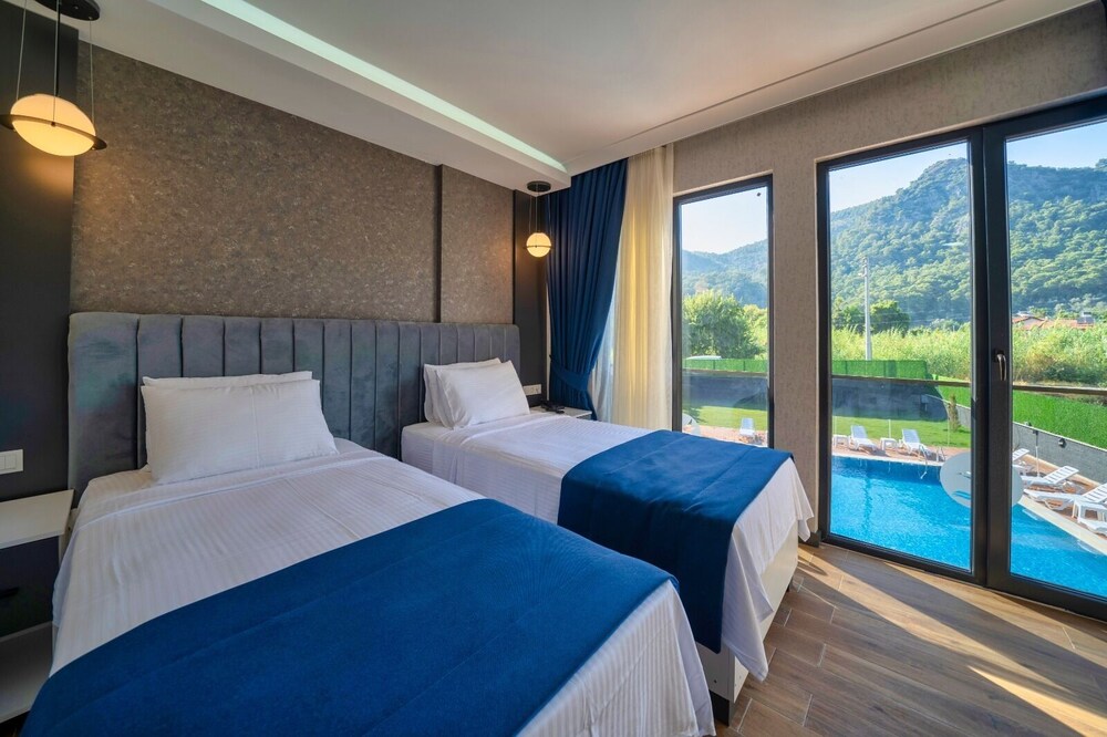 The Halcyon Rooms & Suites Hotel