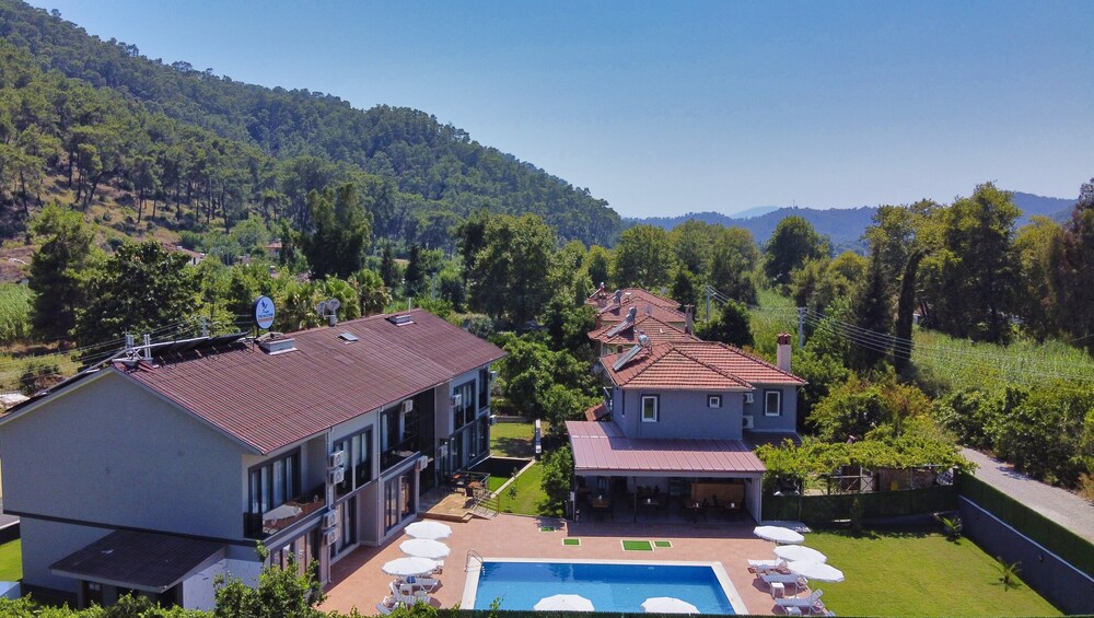 The Halcyon Rooms & Suites Hotel