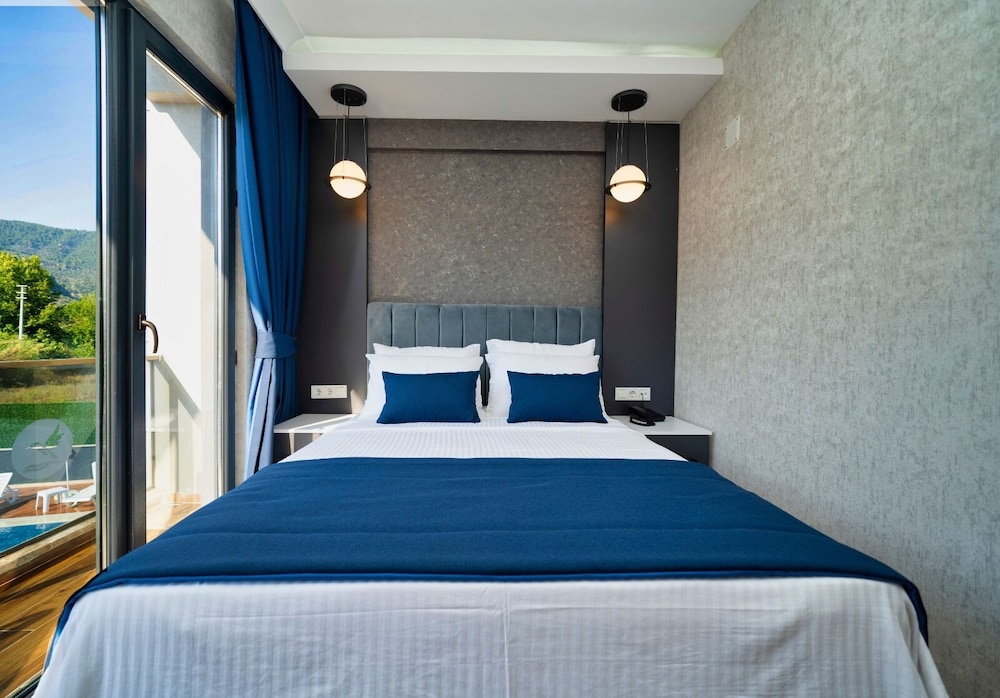 The Halcyon Rooms & Suites Hotel