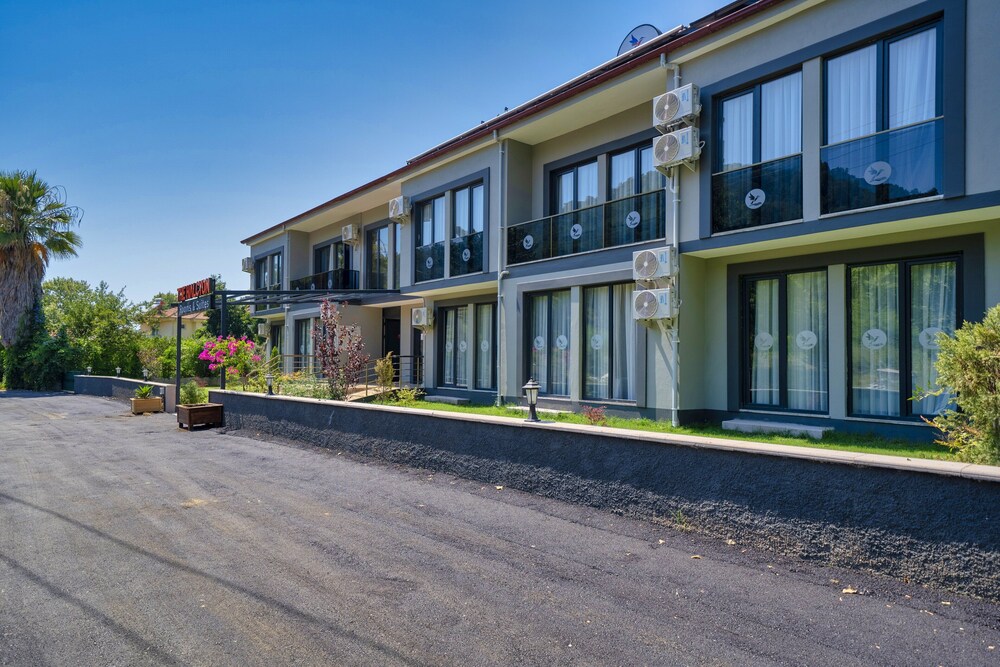 The Halcyon Rooms & Suites Hotel