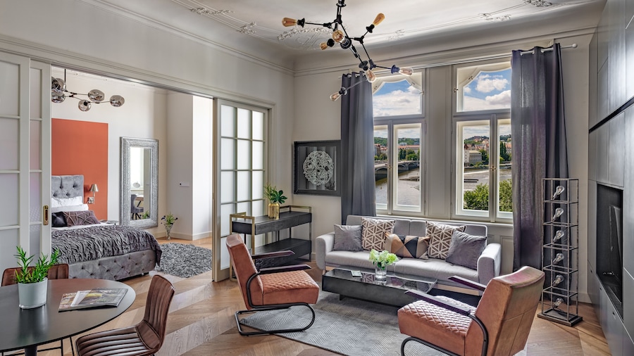 MN6 Luxury Suites