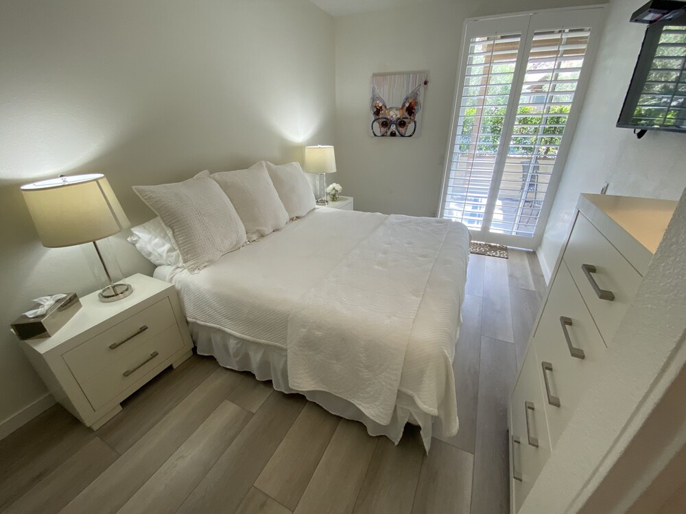 Charming Indian Wells Cottage! Sparkling Pools, Bring your Pet w/a