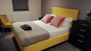 5 bedrooms, iron/ironing board, Internet, linens