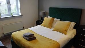 5 bedrooms, iron/ironing board, Internet, linens