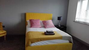5 bedrooms, iron/ironing board, Internet, linens