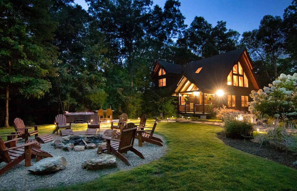 Large Cozy Cabin in Asheville Mountains