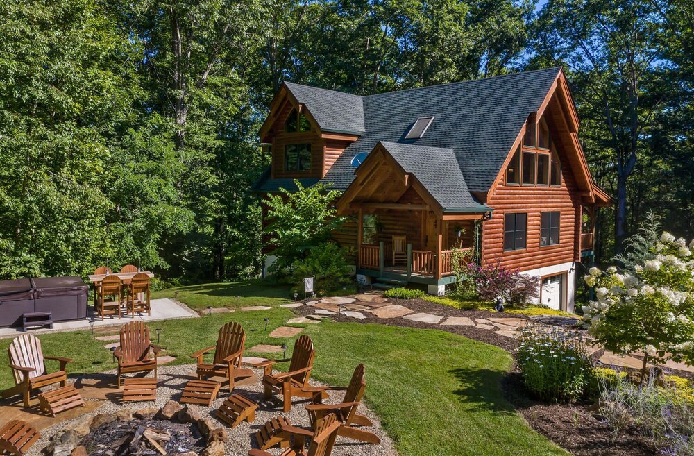 Large Cozy Cabin in Asheville Mountains