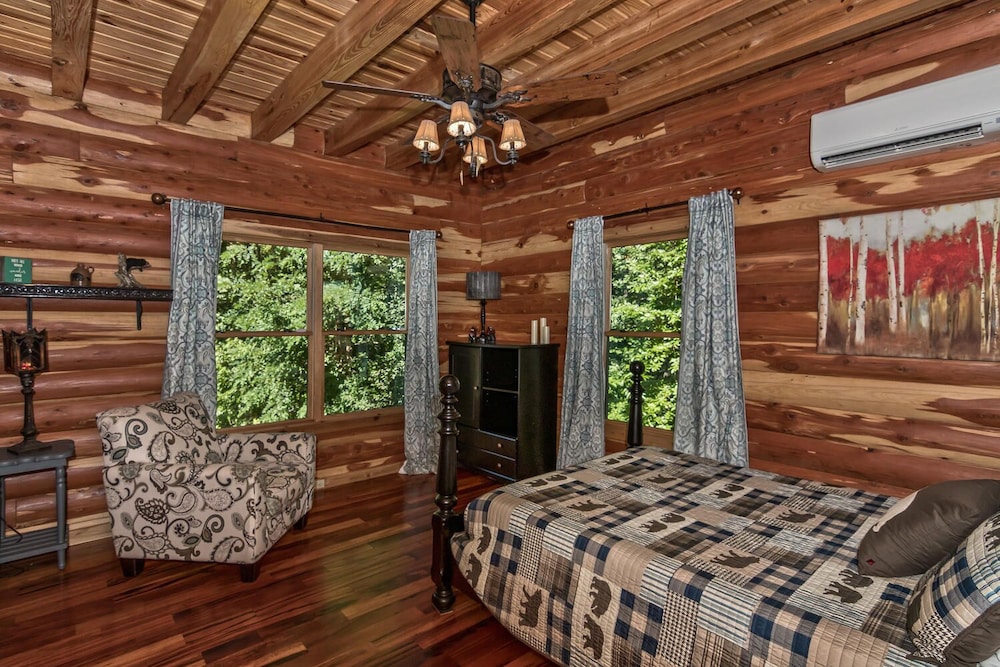 Large Cozy Cabin in Asheville Mountains