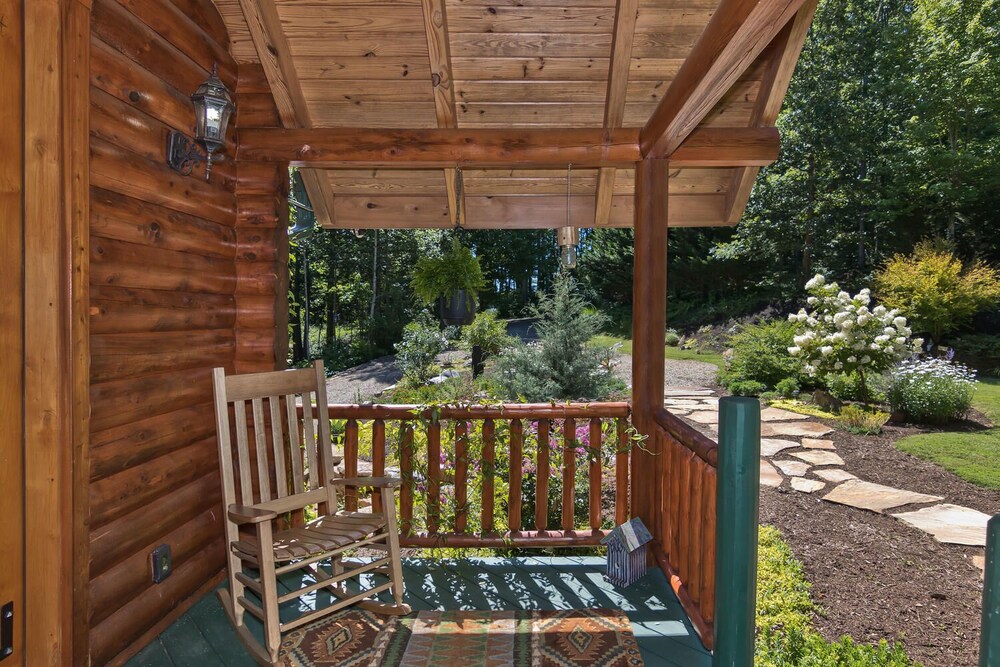 Large Cozy Cabin in Asheville Mountains