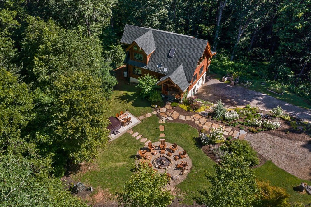 Large Cozy Cabin in Asheville Mountains