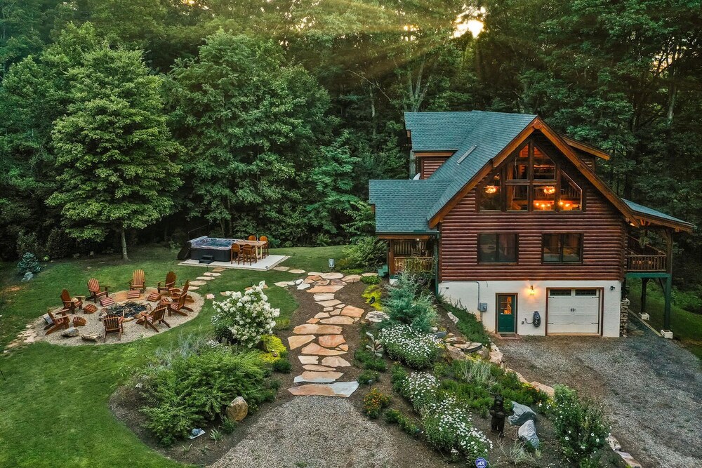 Large Cozy Cabin in Asheville Mountains