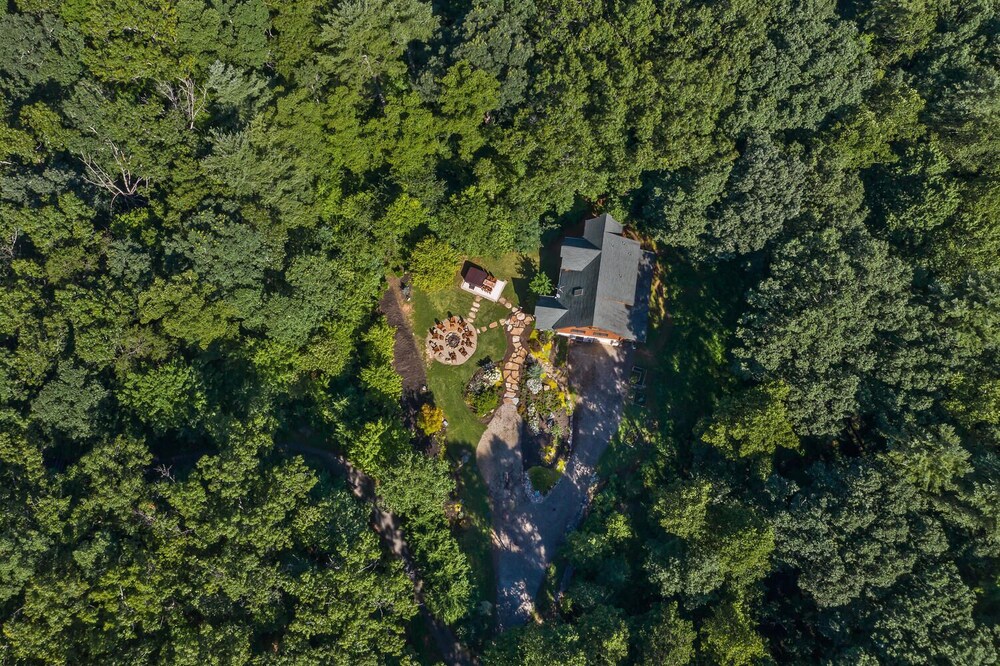 Large Cozy Cabin in Asheville Mountains