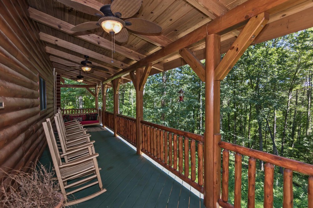 Large Cozy Cabin in Asheville Mountains