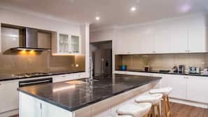 Full-size fridge, microwave, oven, stovetop
