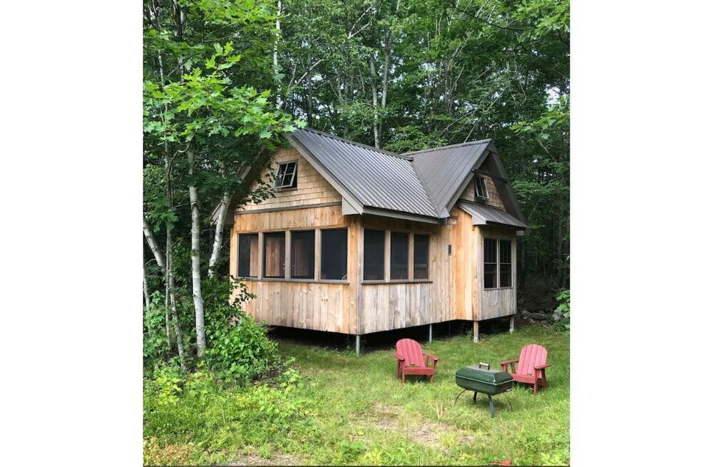 An offgrid comfy cabin in a quiet corner of a midcoast organic farm